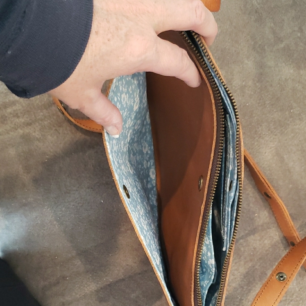 Chic Tan Leather Crossbody Bag - Picture 8 of 8